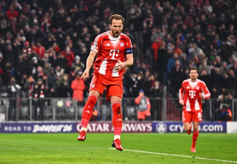 El delantero del Bayern Múnich Harry Kane celebra tras anotar un gol de penal contra Atalanta en los octavos de final de la Liga de Campeones.