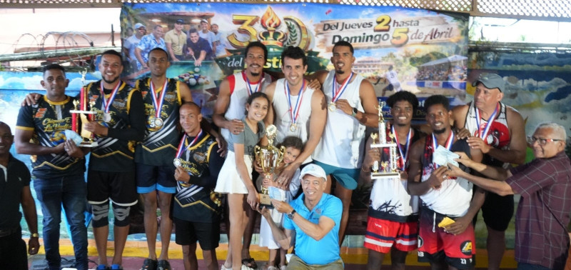 Top Sport Academic, campeón categoría Libre Masculino, conquistó la medalla de oro del voleibol playero 3x3 del Festival Deportivo Hato Mayor-Vicentillo Semana 2026.