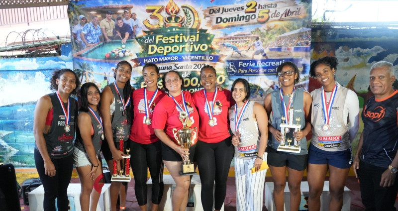 ProGym, campeón categoría Libre Femenino, posa con su trofeo luego de dominar la final y quedarse con la presea dorada del certamen playero.