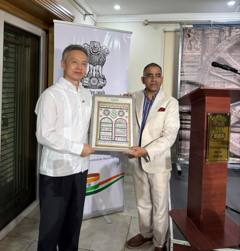 El embajador de India, Kishan Dan Dewal junto al embajador de China Chen Luning.