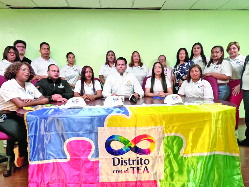 El presidente de la Regional del Distrito del CMD, el doctor Máximo Martínez Báez, y otros directivos hablan en rueda de prensa.