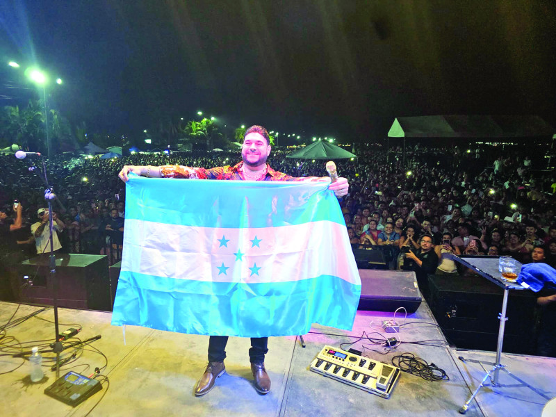 El Chaval de la Bachata logró un récord en Honduras, donde cantó para 70 mil personas.
