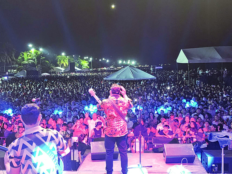 El Chaval de la Bachata ante la gigantesca multitud concentrada en Honduras.