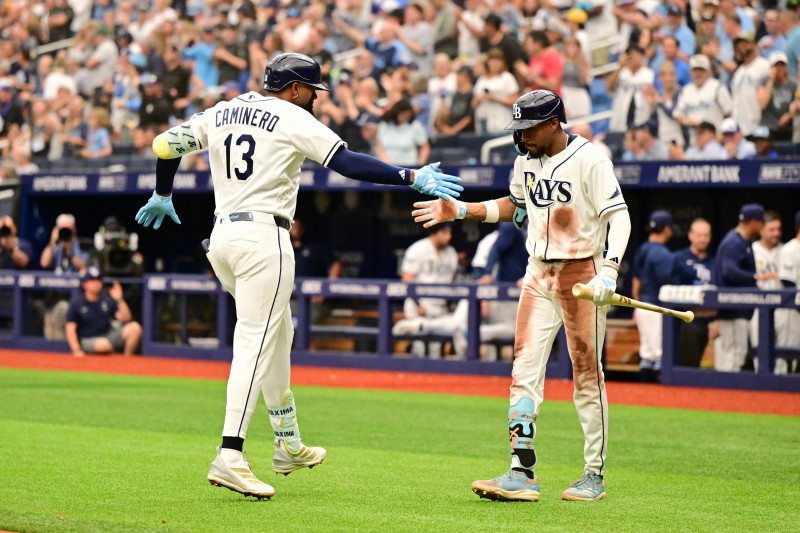 Junior Caminero celebra con Chandler Simpsom luego de disparar su segundo jonrón de la temporada.