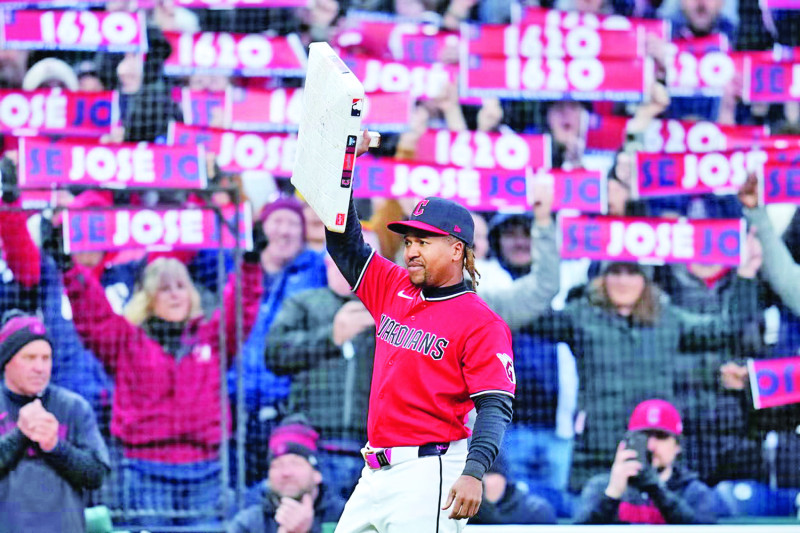José Ramírez levanta una base en honor a la marca que alcanzó de más partidos jugados en la historia de los Guardianes.