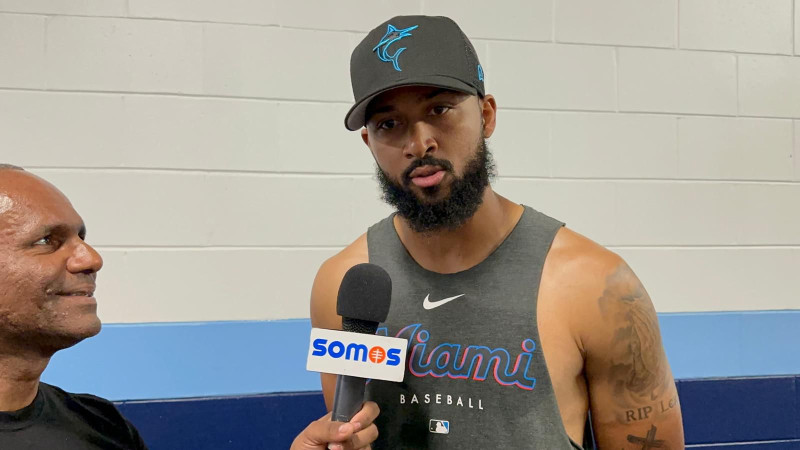 Sandy Alcántara al momento de ser entrevistado.