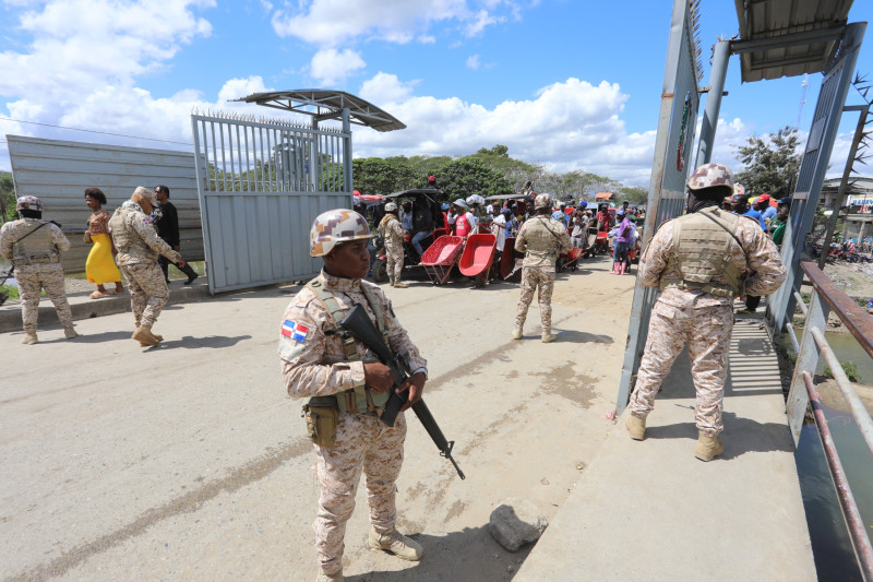 Miembros de las Fuerzas Armadas de la República Dominicana en la frontera de Dajabón.