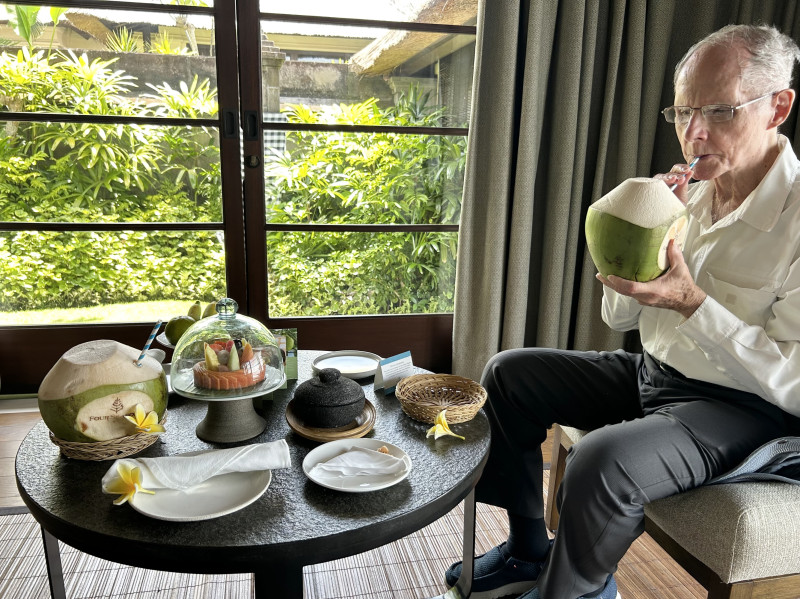 Humberto disfruta de las frutas tropicales.