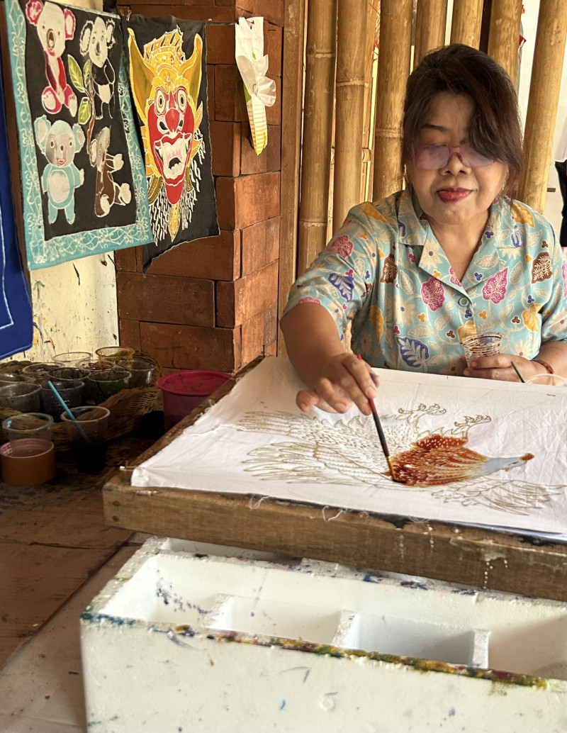 Artesano de batik en Bali