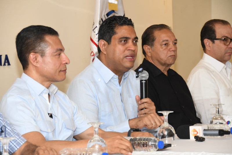 Autoridades deportivas y dirigentes de taekwondo junto a los atletas dominicanos.