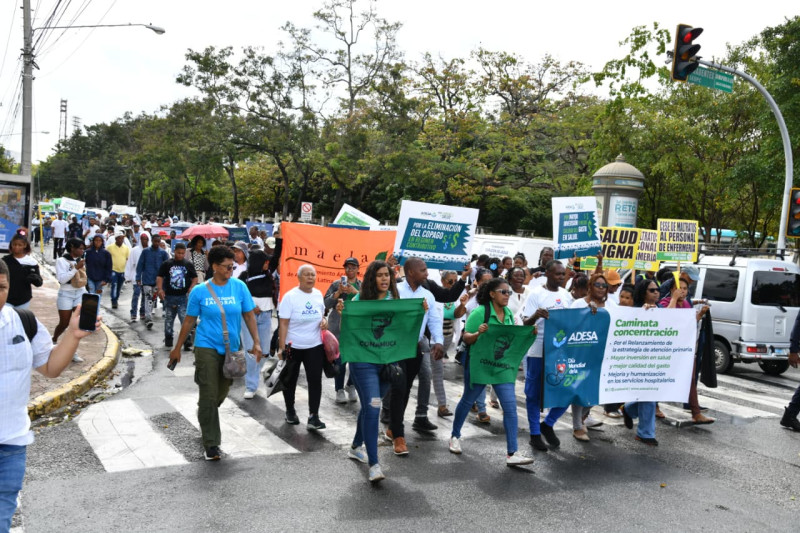 Marcha de directivos de organizaciones comunitarias y sociales en demanda de mejoría en los servicios de salud.