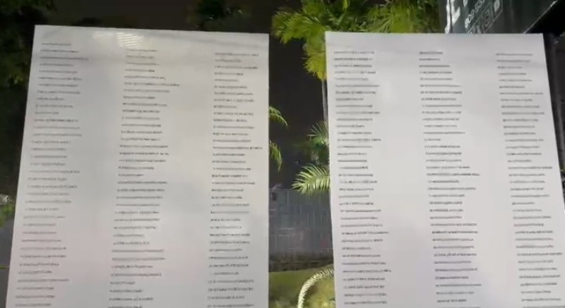 Carteles con los nombres de los fallecidos en tragedia del Jet Set