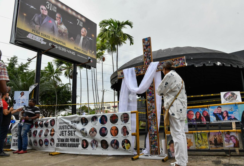 Familiares han colocado fotos de las víctimas en el frente de la discoteca.