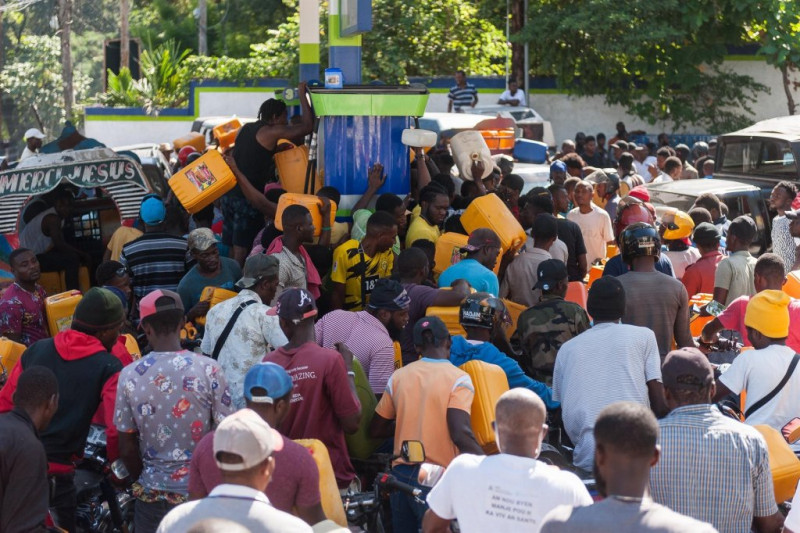 Cientos de haitianos aglomerados para abastecerse de combustibles.
