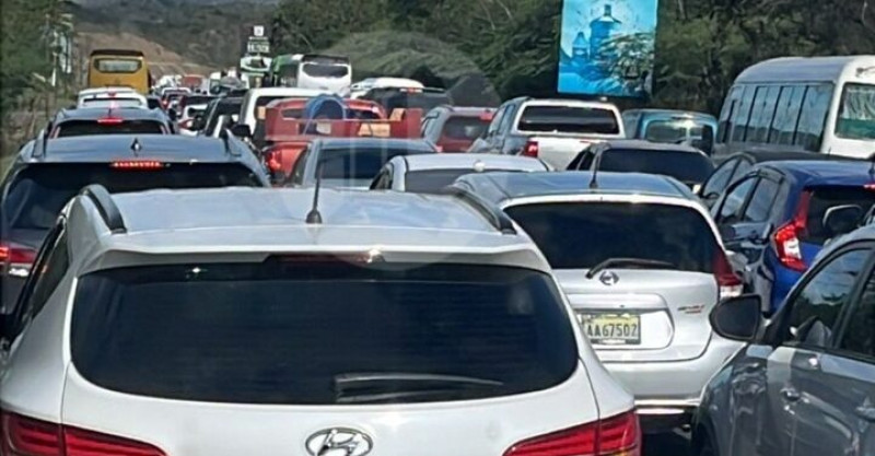 Vehículos taponados en la carretera del Sur, debido a la estrechez de la vía.