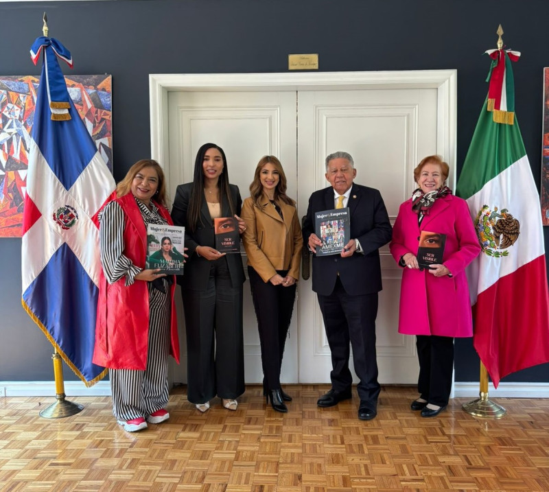 Gisel Castillo en visita a la Embajada de RD en México
