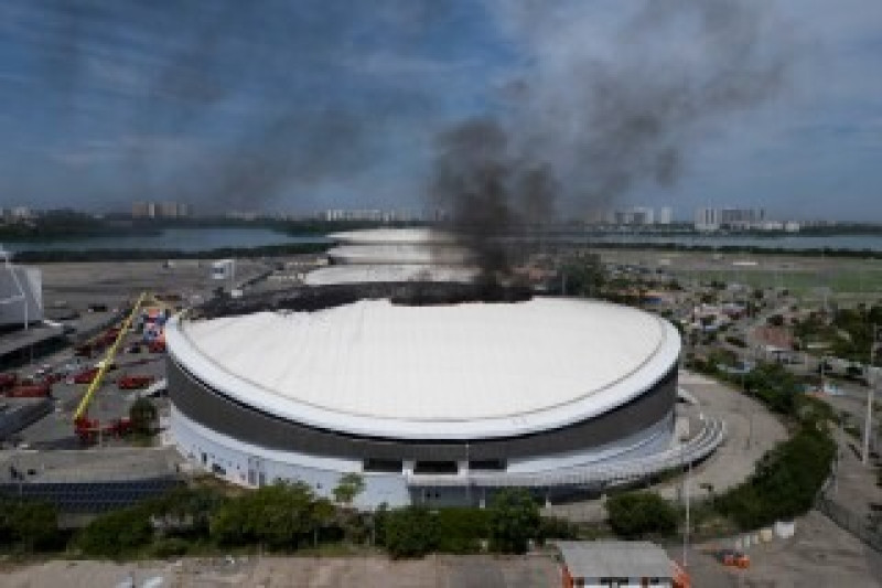 El estadio Olimpico Río de Janeiro mientras se incendiaba este miércoles, principalmente el el área del velódromo.