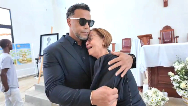 Dominga Martínez, madre de Nelsy Cruz junto al exjugador de Grandes Ligas, Nelson Cruz.