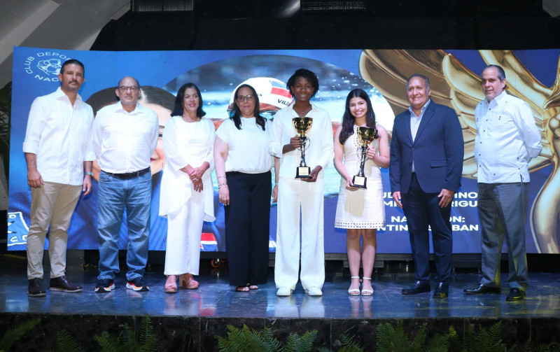 Las atletas Valentina Esteban Rijo, en Natación y Camila Rodríguez, en Judo, al momento de ser premiadas como Atletas del Año en el Club Naco, por los miembros de la Junta Directiva.