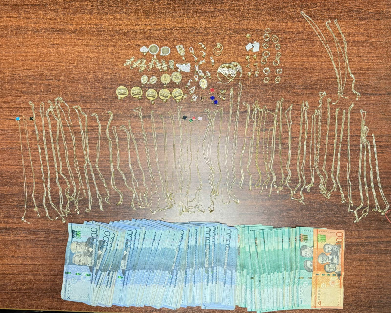 Dinero y prendas recuperadas en operativo de la Policia Nacional en Santiago.