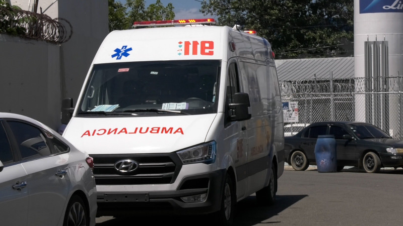 Ambulancia que trasladó a las víctimas tras la explosión de un cilindro de gas en San José de las Matas, en Santiago.