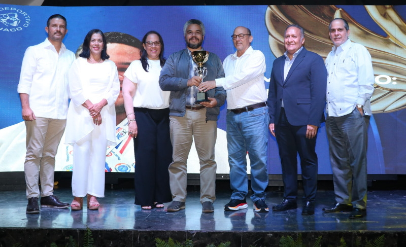El padre del atleta de Judo, José Brache, quien se encuentra en Brasil, recibe el galardón de Atleta del Año en su deporte, de manos de directivos del club Naco.