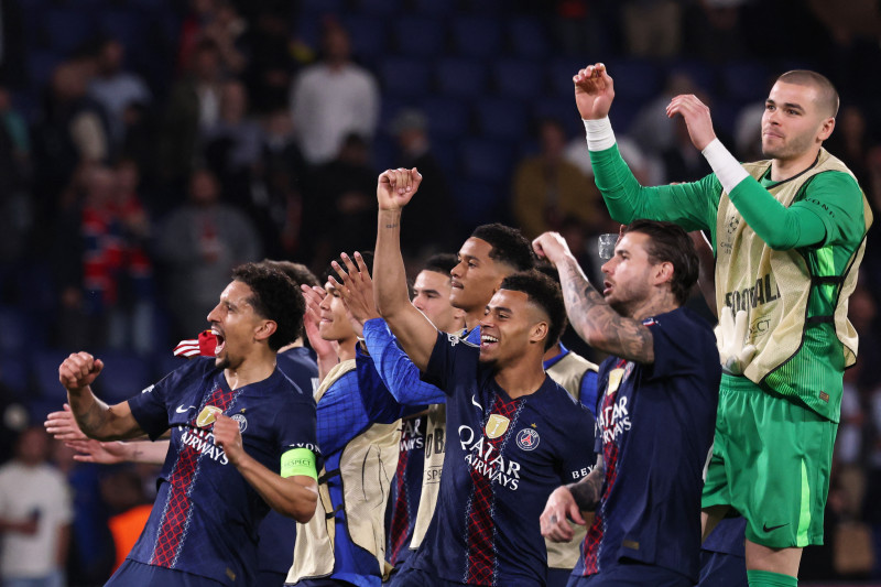 Jugadores del PSG celebran su victoria en los cuartos de final de la Champions.