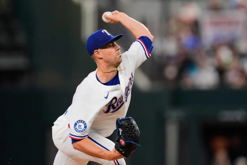 El lanzador de los Rangers de Texas, MacKenzie Gore, lanza a los Marineros de Seattle en la primera entrada de un partido de béisbol el miércoles 8 de abril de 2026 en Arlington, Texas.
