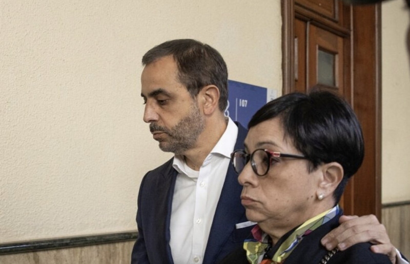 Los hermanos Antonio y Maribel Espaillat camino a una sala de audiencias por el caso Jet Set. El Ministerio Público asegura tener un expediente contundente en su contra.