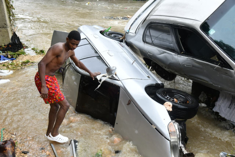 Las inundaciones por la incidencia de una vaguada trastornaron el tránsito vehicular.