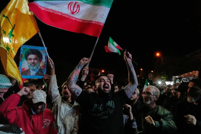 Manifestantes progubernamentales corean eslóganes mientras ondean banderas iraníes y muestran una foto del líder, el ayatolá Mojtaba Jamamei, en una concentración tras el anuncia de la tregua de dos semanas en Teherán.