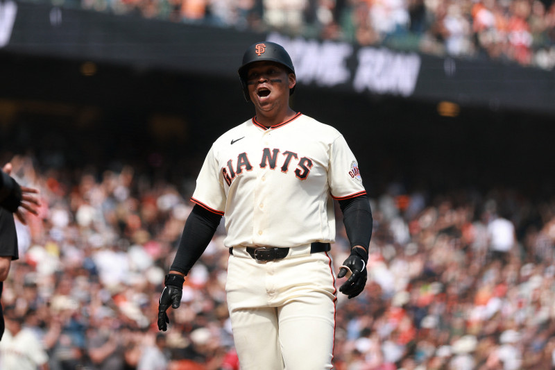 Rafael Devers reacciona al momento de llegar al home plate tras conectar su segundo jonrón de la temporada.