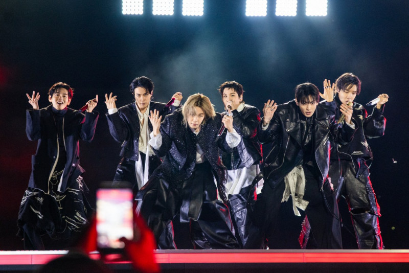 Esta foto de archivo, tomada el 21 de marzo de 2026 y proporcionada por BIGHIT MUSIC y NETFLIX, muestra a los miembros del grupo masculino de K-pop BTS, (de izquierda a derecha) V, Jin, Jimin, Suga, Jungkook y J-Hope, actuando durante el concierto de regreso de BTS en la Plaza Gwanghwamun en Seúl.