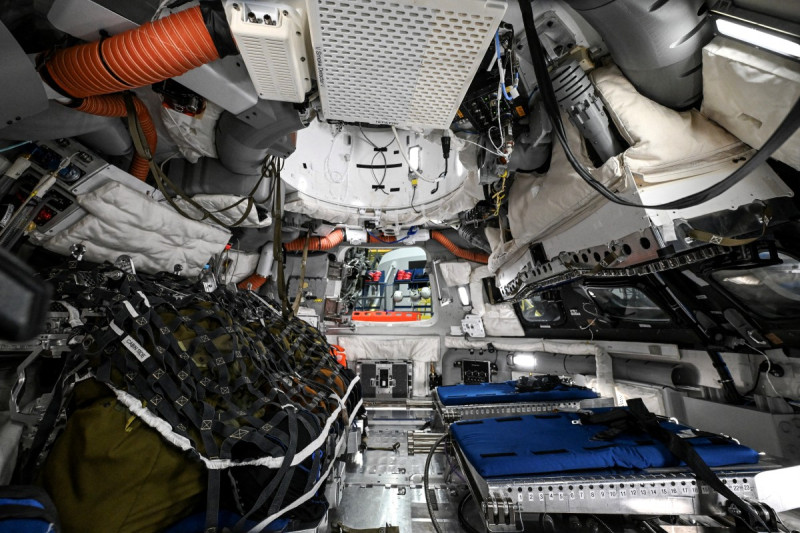 Vista a través de una ventana de la maqueta de la nave espacial Orión el 7 de abril de 2026 en el Centro Espacial Johnson en Houston, Texas.