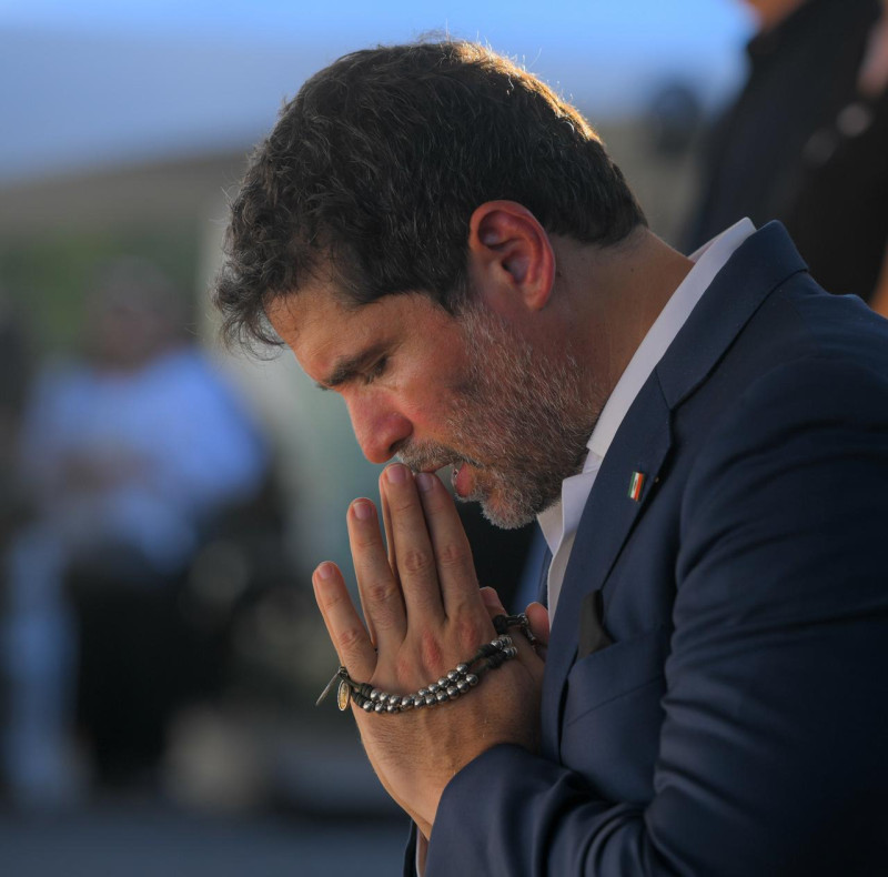 El actor mexicano Eduardo Verástegui estuvo presente en el último acto conmemorativo de las victimas del Jet Set en el primer aniversario.