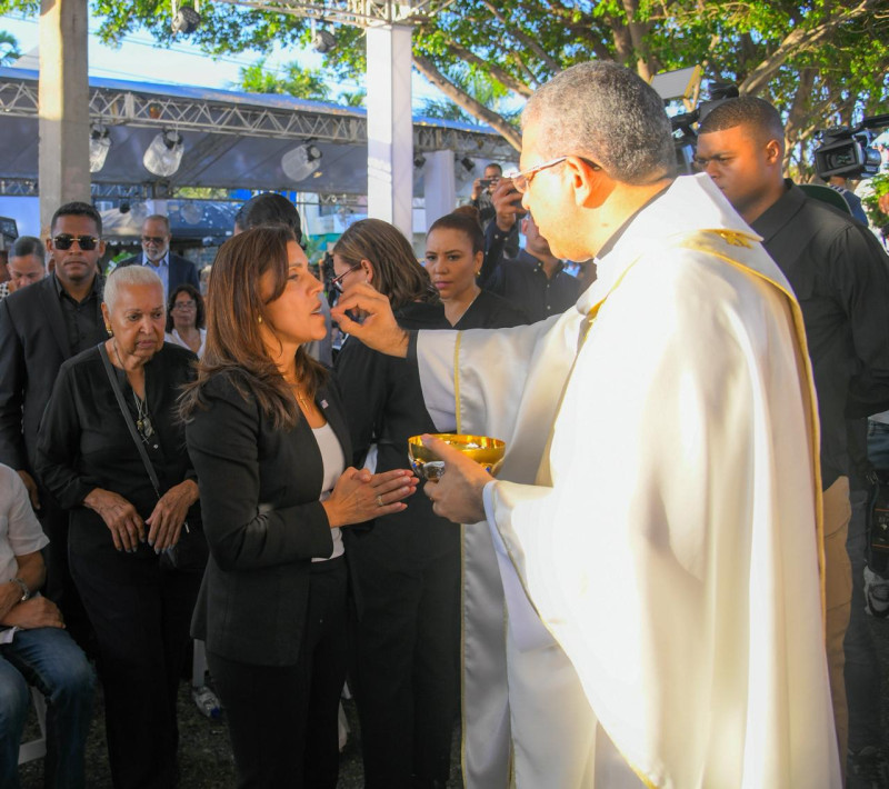 La embajadora de Estados Unidos en el país, Leah Francis Campos, toma la comunión durante la eucaristía oficiada en horas de la tarde.