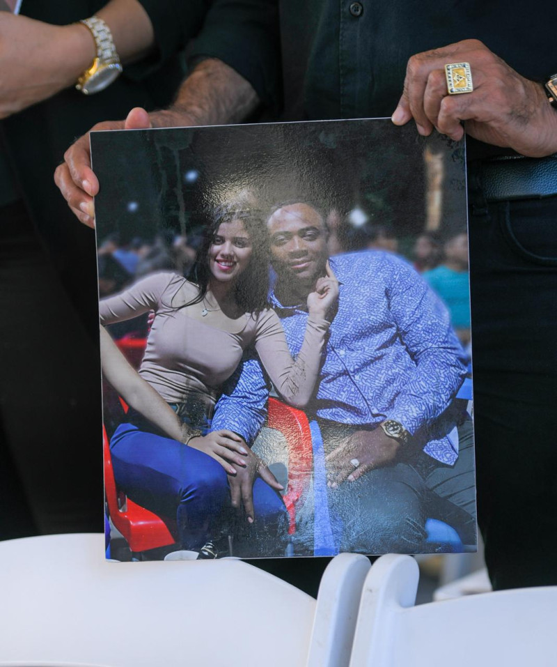 Familiares de los asistentes llevaron fotos de los fallecidos en la tragedia.