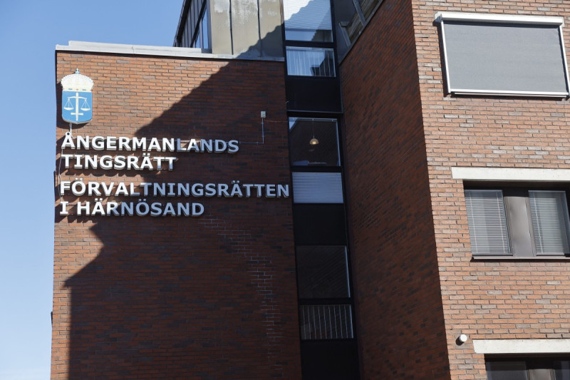 El juzgado de distrito de Angermanlands, en Harnosand, Suecia, el 10 de abril de 2026, antes del inicio del juicio contra un sueco sospechoso de explotar a su esposa, a quien calificó de "vulnerable", para que mantuviera relaciones sexuales con decenas de hombres a cambio de dinero. El sospechoso, de 62 años, fue arrestado en octubre después de que su esposa lo denunciara a la policía en el norte del país.
