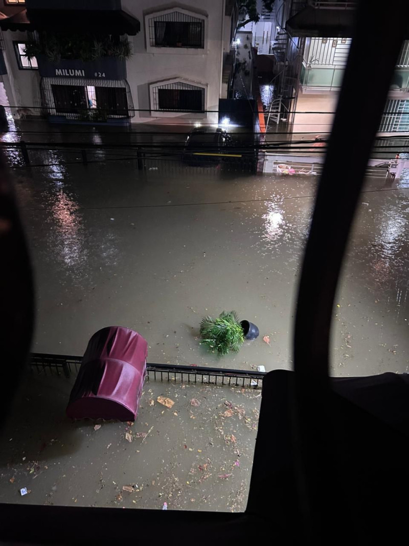 Imagen donde se puede evidencia el agua cubriendo la mitad del primer piso de los edificios.