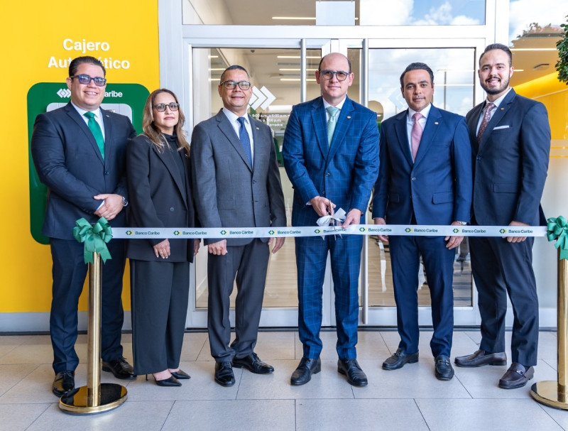 En el centro Edgar del Toro, presidente ejecutivo de Banco Caribe, junto a otros ejecutivos de la entidad al momento del corte de cinta.