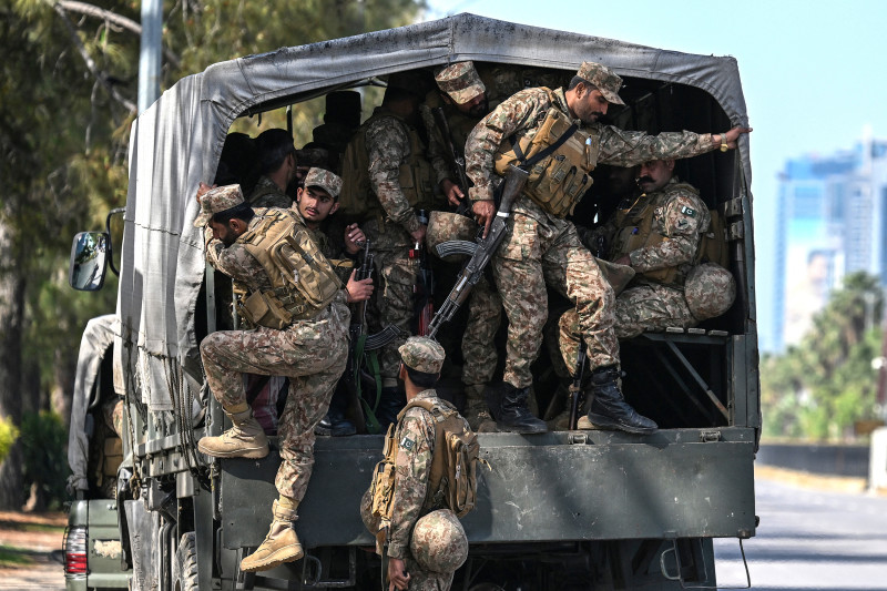 Soldados del ejército pakistaní llegan para su despliegue en la Zona Roja de Islamabad el 10 de abril de 2026.