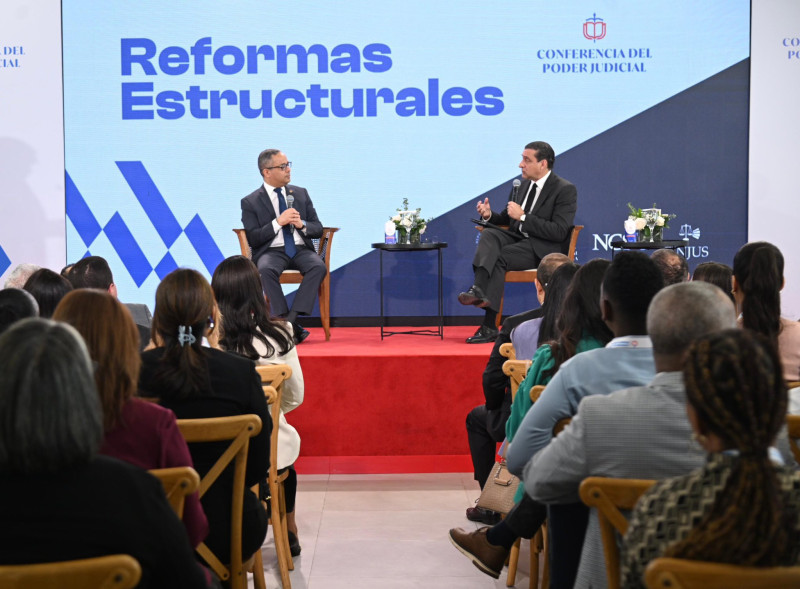 Napoleón Estévez y Servio Tulio Castaños Guzmán durante su participación en la Conferencia del Poder Judicial 2026.