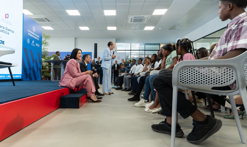 La primera dama Raquel Arbaje escucha a niños durante la actividad.