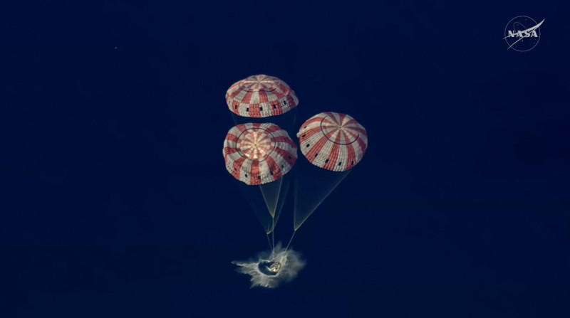 Esta captura de video, tomada de una transmisión en vivo de la NASA, muestra a los astronautas de Artemis II amerizando en el Océano Pacífico frente a la costa de San Diego, California, el 10 de abril de 2026.