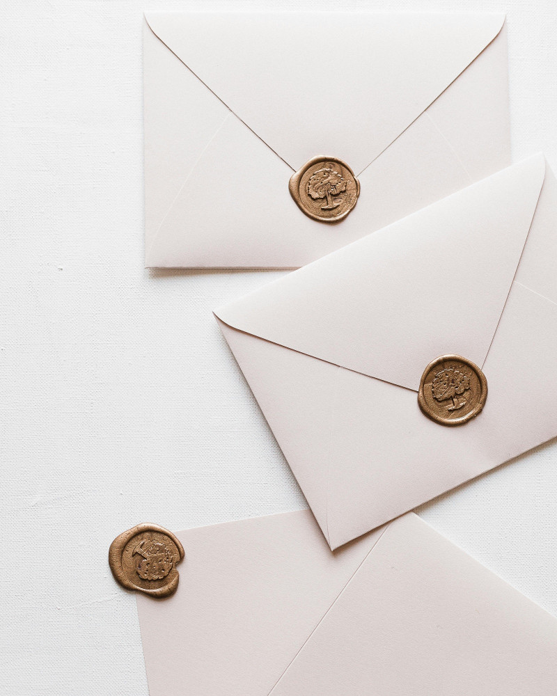 La evolución de las invitaciones ha pasado de ser un simple trámite en papel a convertirse en una experiencia digital interactiva y personalizada.