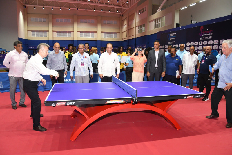 Julio Cross, ex presidente de la Fedoteme, y Chen Luning, embajador en el país de la República Popular China, realizaron el saque de honor en la inauguración del campeonato