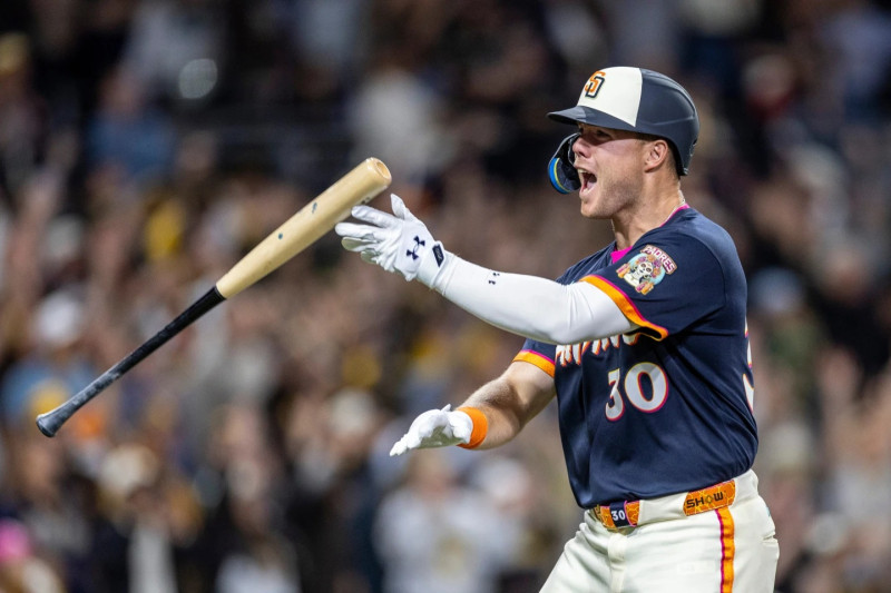 Gavin Sheets, de los San Diego Padres, celebra haber conectado un jonrón en la novena entrada de un partido de béisbol contra los Colorado Rockies.