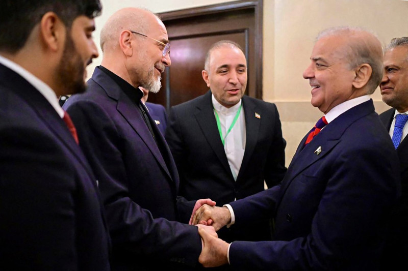 Primer Ministro pakistaní, Shehbaz Sharif (segundo por la derecha), junto al Ministro de Asuntos Exteriores, Ishaq Dar (derecha), saludando al Presidente del Parlamento iraní, Mohammad Bagher Ghalibaf (segundo por la izquierda), durante su reunión previa a las conversaciones de paz entre Estados Unidos e Irán en Islamabad.
