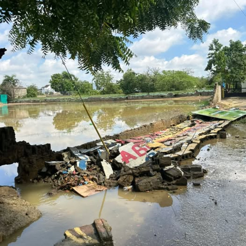 Colapso de una pared del play de béisbol Antulio Martínez provocado por intensas lluvias.