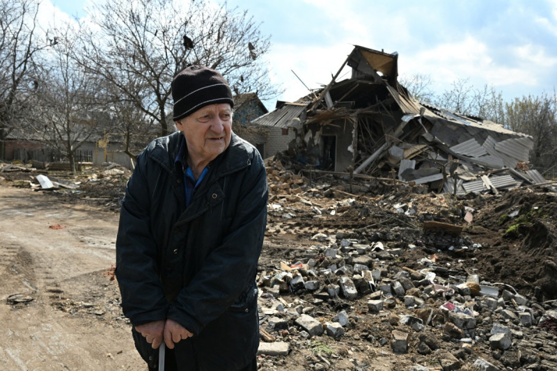 Un residente local se encuentra junto a su casa destruida tras un ataque aéreo en Yasynuvata, en la región de Donetsk, Ucrania, controlada por Rusia, el 11 de abril de 2026.